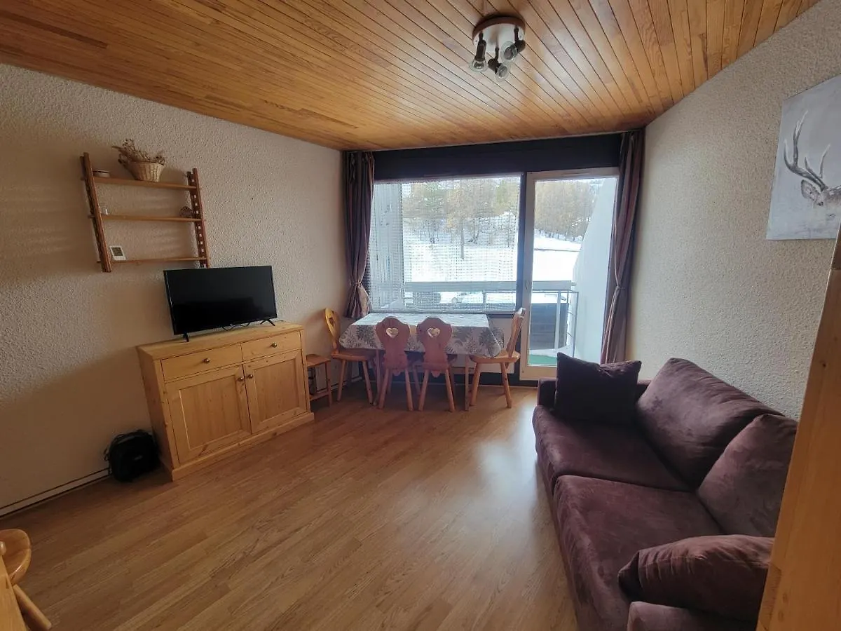 Miramonte: Mountain View Apartment with Private Parking and Pool Access Vars  0*, Vars (Hautes-Alpes)