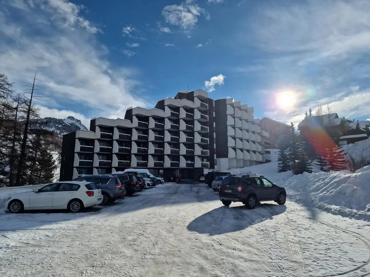 Miramonte: Mountain View Apartment with Private Parking and Pool Access Vars