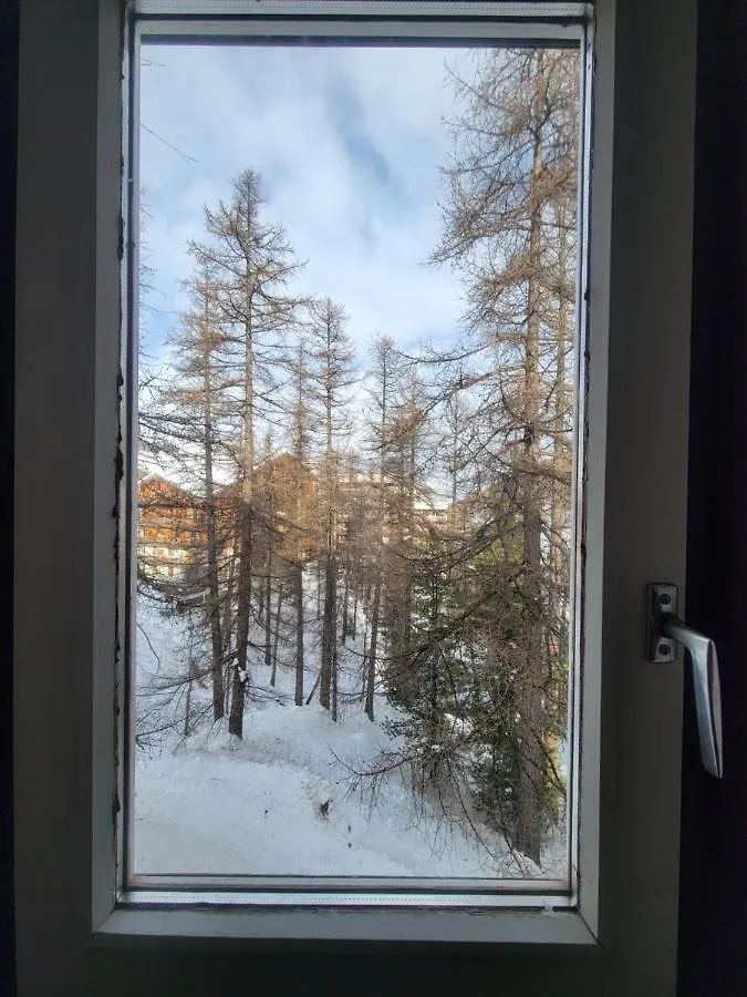 Miramonte: Mountain View Apartment with Private Parking and Pool Access Vars  0*, Vars (Hautes-Alpes) France
