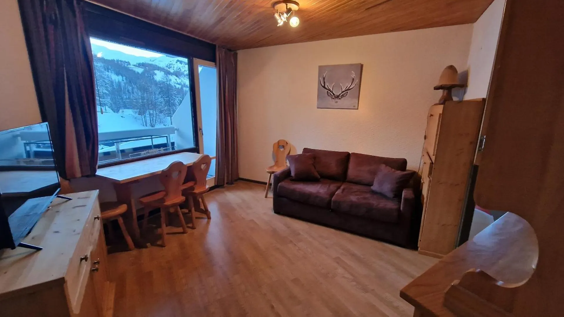 Miramonte: Mountain View Apartment with Private Parking and Pool Access Vars  0*, Vars (Hautes-Alpes) France